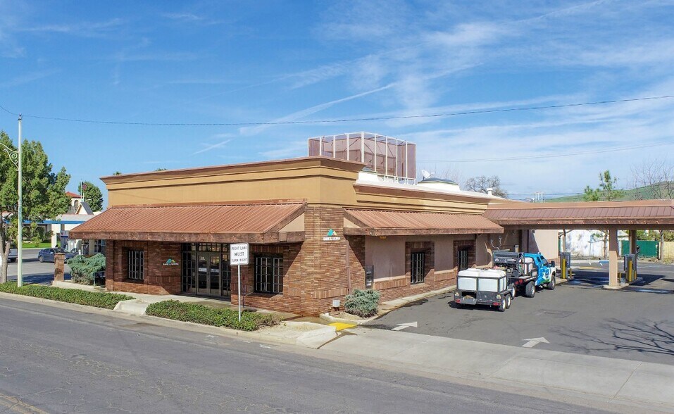 More Photos Of 142 S Mirage Ave, Lindsay Bank For Sale