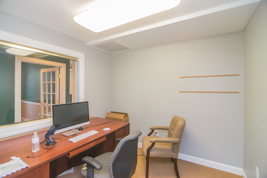 More Photos Of 410 Pine St SE, Vienna Office For Sale