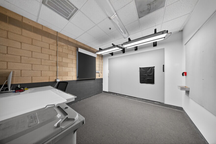 More Photos Of 3500 W Burbank Blvd, Burbank Office For Sale