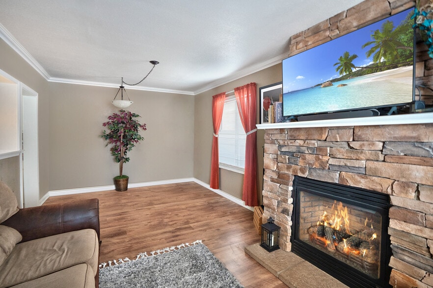 More Photos Of 344 SE Elm St, Prineville Flex For Sale