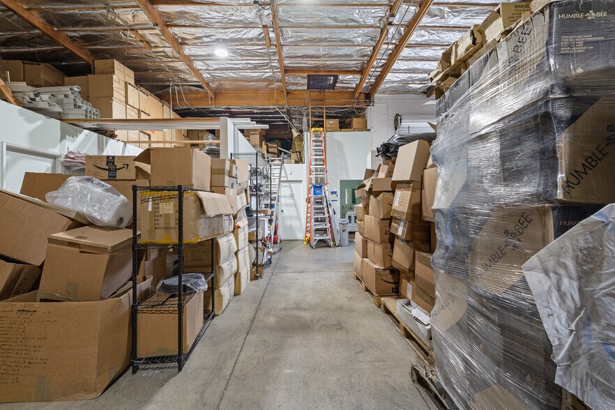 More Photos Of 148 W 32nd St, Los Angeles Warehouse For Lease