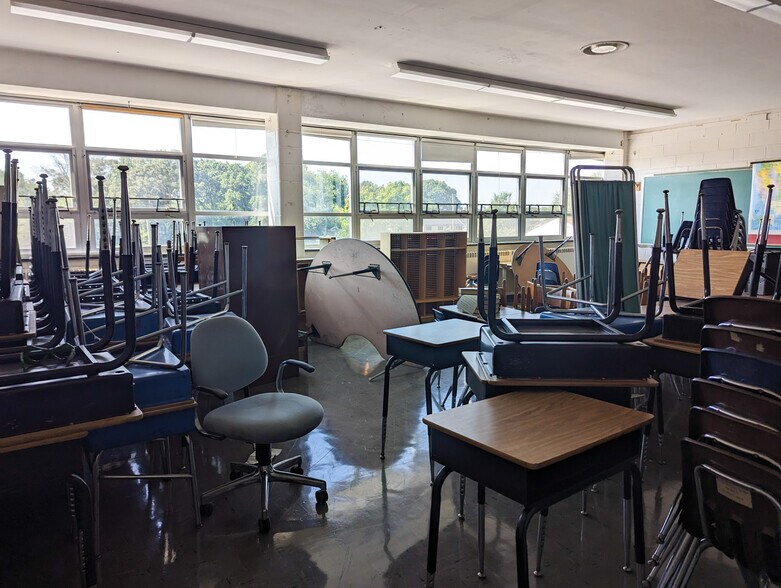 More Photos Of 350 Georgetown Rd, Carneys Point Schools For Lease