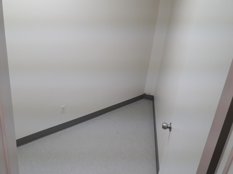 More Photos Of 6201 50th St, Leduc General Retail For Sale