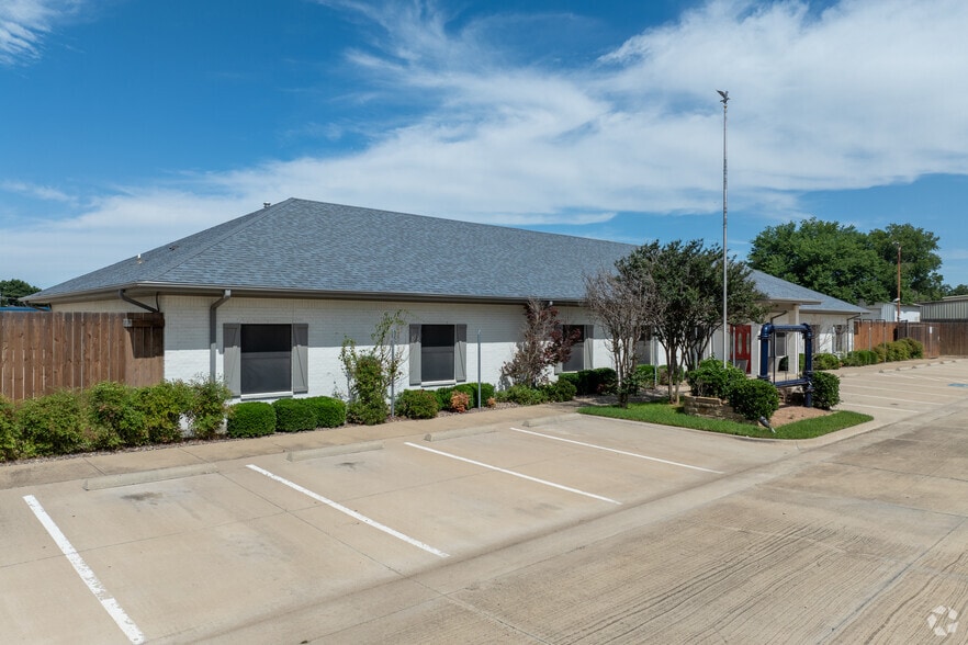 More Photos Of 421 Compton Ave, Irving Warehouse For Lease