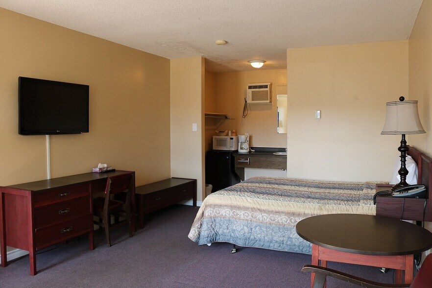 More Photos Of 5305 S Access Rd, Chetwynd Hotel For Sale