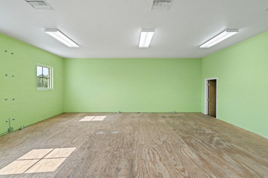 More Photos Of 410 S Hopkins Ave, Titusville Storefront For Lease