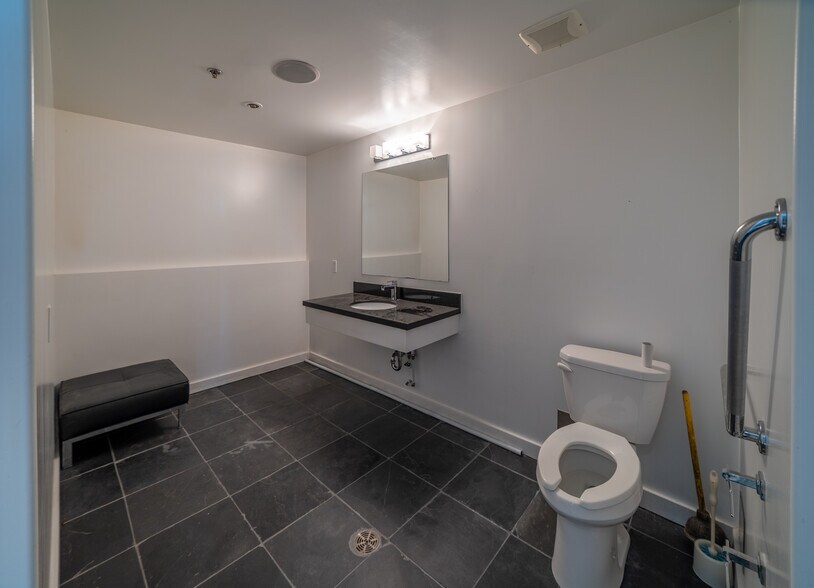 More Photos Of 15475 Marine Dr, White Rock Storefront Retail Office For Lease