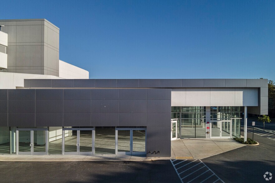 More Photos Of 2710 S Glebe Rd, Arlington Auto Dealership For Sale