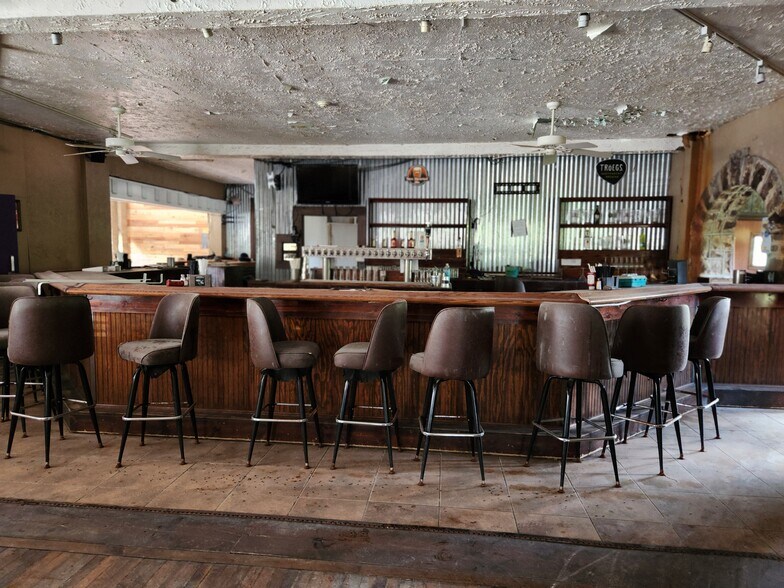 More Photos Of 1129 Lincoln Hwy, Laughlintown Restaurant For Sale