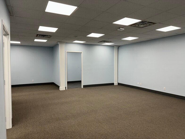 More Photos Of 9130 Otis Ave, Indianapolis Showroom For Sale