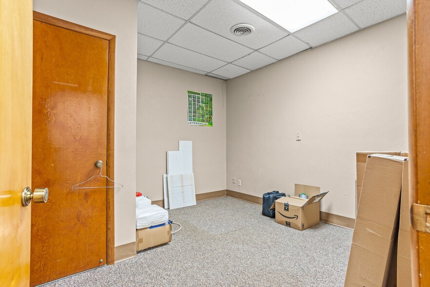 More Photos Of 105 Sycamore St, Medway Medical For Sale