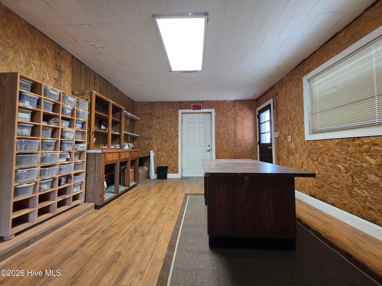 More Photos Of 2034 W 5th St, Washington Showroom For Sale