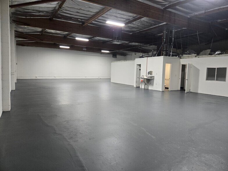 More Photos Of 8803 Shirley Ave, Northridge Warehouse For Lease