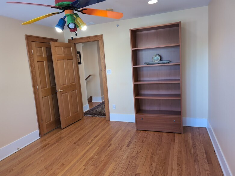 More Photos Of 417 N Hough St, Barrington Medical For Sale