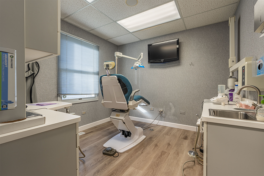 More Photos Of 610 Crystal Point Dr, Crystal Lake Medical For Lease