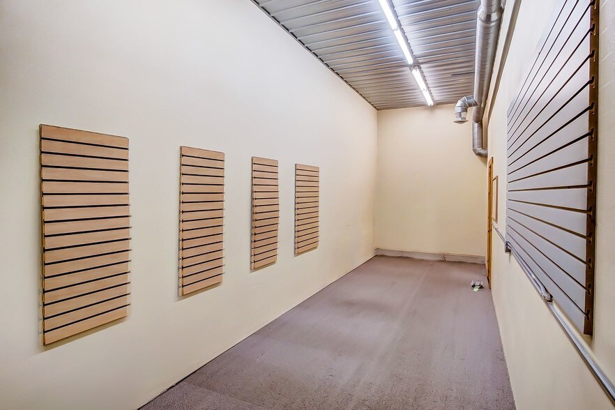 More Photos Of 20660 W Bowling Green Road, Weston Auto Repair For Lease