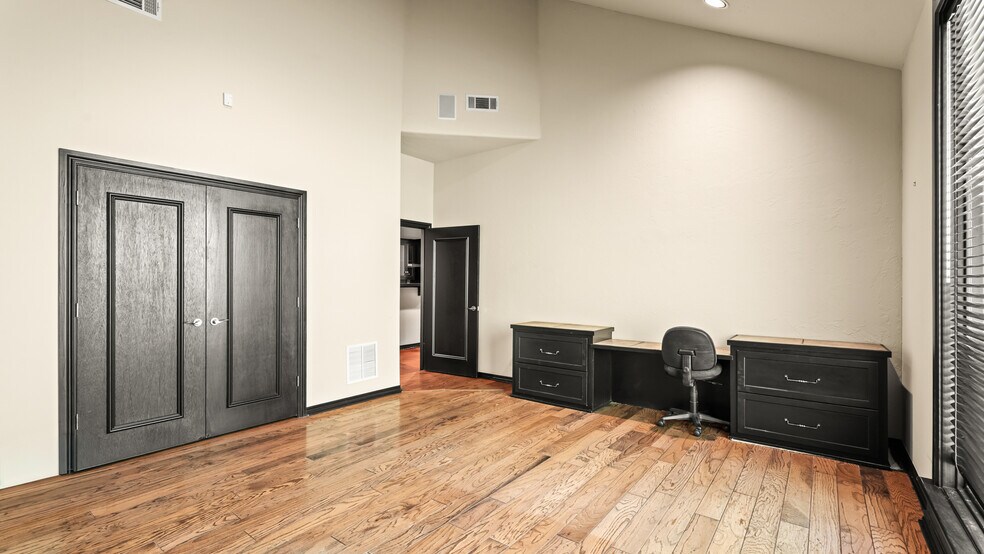 More Photos Of 14000 N Western Ave, Edmond Office For Sale