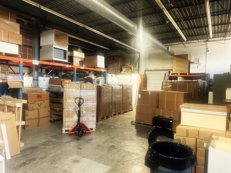 More Photos Of 1401 Busse Rd, Elk Grove Village Showroom For Lease