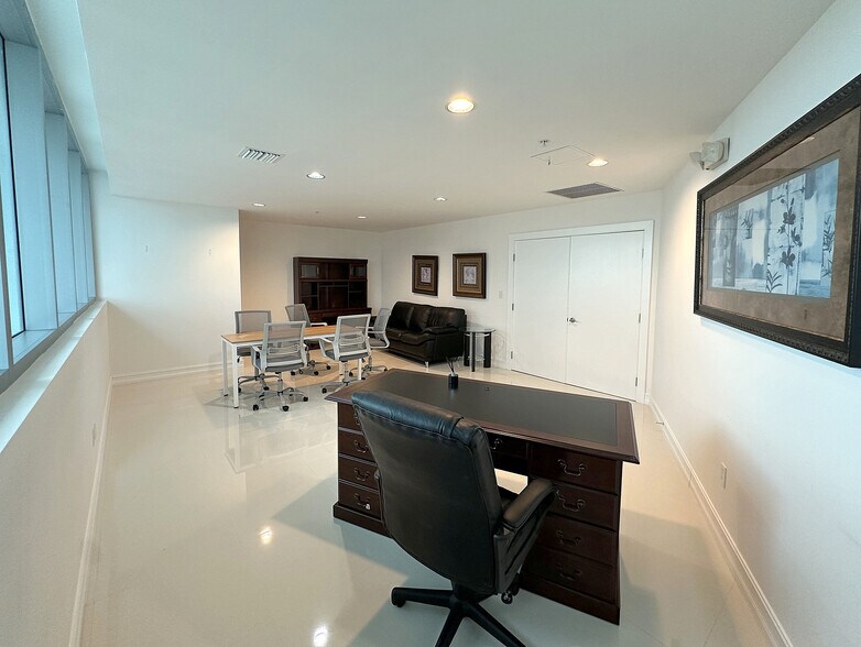 More Photos Of 900-990 Biscayne Blvd, Miami Apartments For Sale