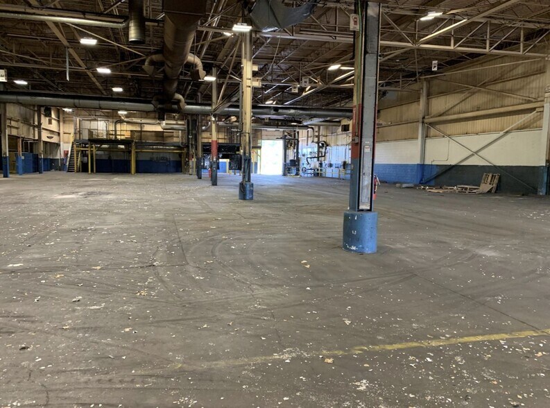 More Photos Of 1130 Wellington St, Chatham-Kent Distribution For Lease
