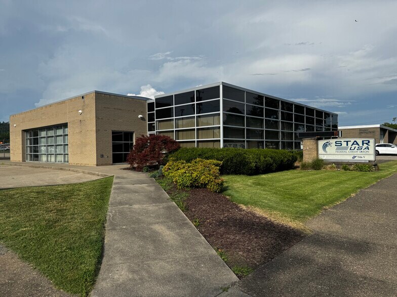 More Photos Of 600 6th Ave, Saint Albans Office For Sale