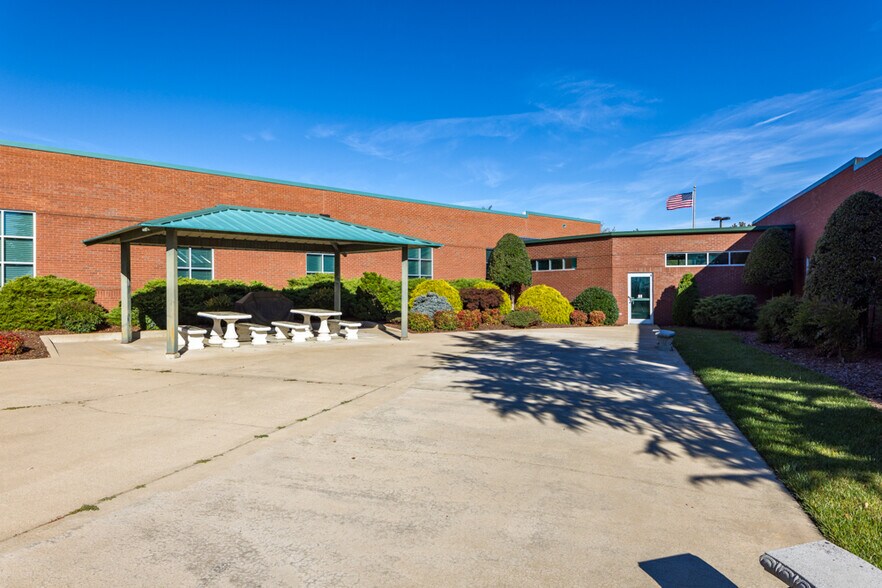 More Photos Of 10431 Wallace Alley St, Kingsport Office For Sale
