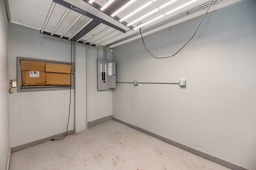 More Photos Of 3905 32nd St, Port Huron Truck Terminal For Sale