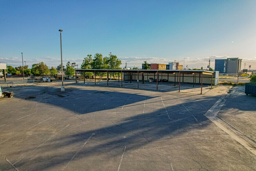 More Photos Of 3801 Pegasus Dr, Bakersfield Flex For Lease