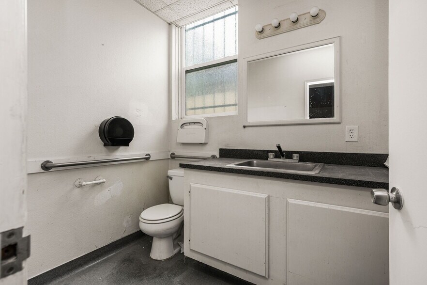 More Photos Of 814-816 N Anaheim Blvd, Anaheim Freestanding For Sale