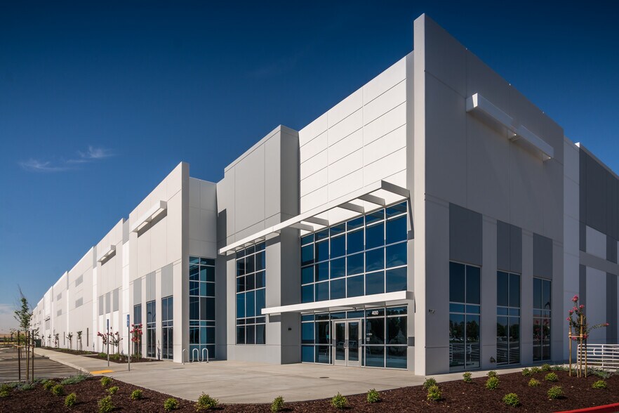 More Photos Of 400 Park Center Dr, Patterson Warehouse For Lease