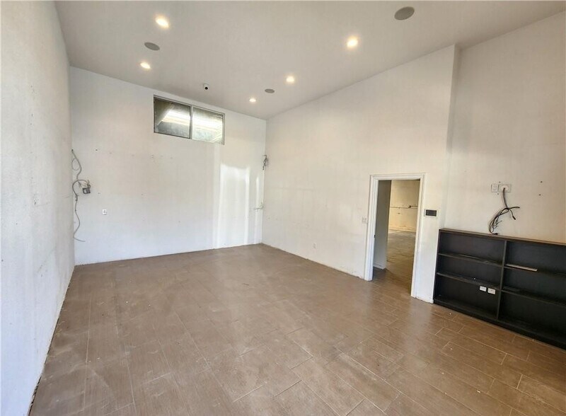 More Photos Of 12970 Branford St, Pacoima Warehouse For Lease