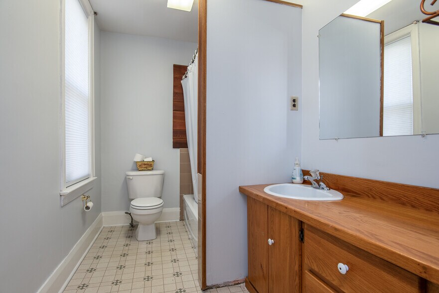 More Photos Of 109 College St, Kitchener Office For Sale