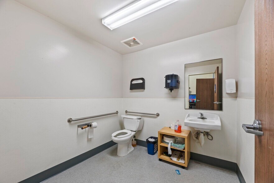 More Photos Of 2101 S Rose Ave, Oxnard Warehouse For Sale