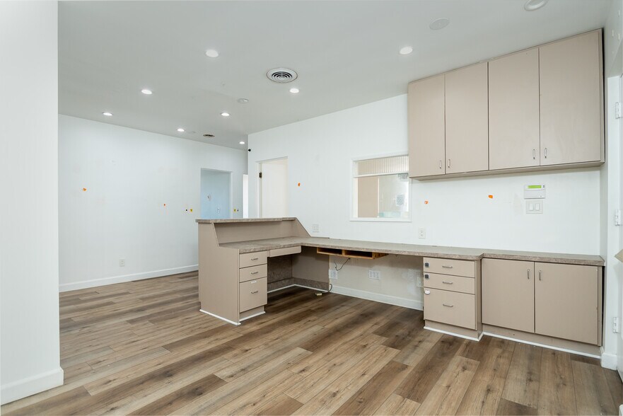 More Photos Of 2028 Lake Ave, Altadena Medical For Sale