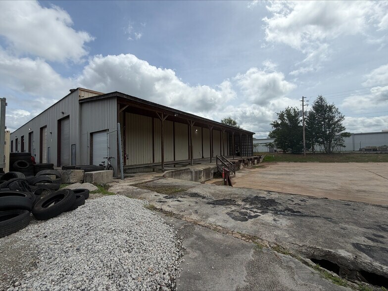 More Photos Of 2336 Lawrence Ave, Atlanta Truck Terminal For Lease