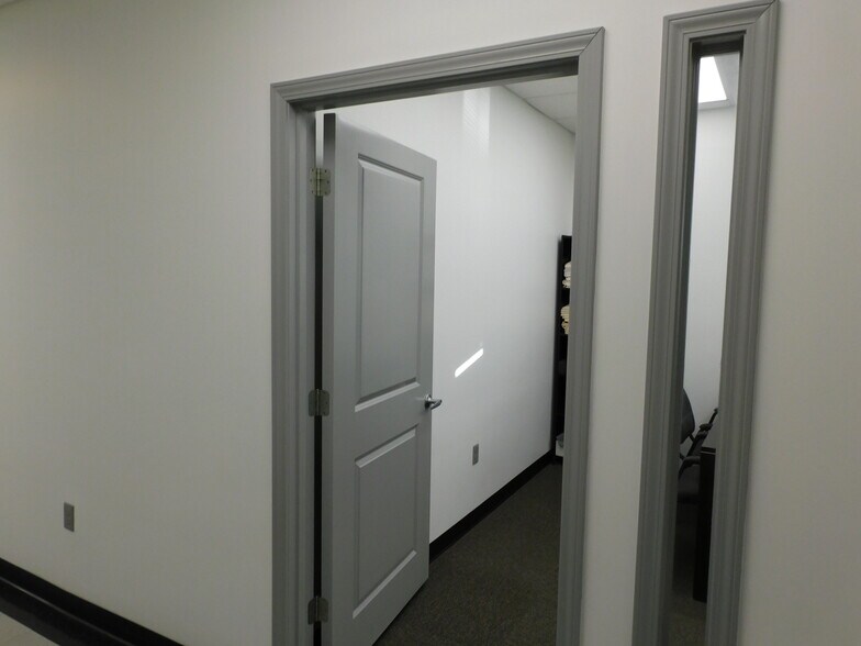 More Photos Of 7950 US-31 Hwy, Calera Office For Sale
