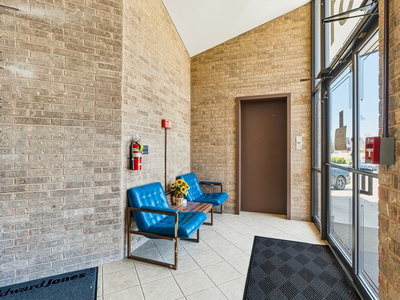 More Photos Of 931 Arlington St, Ada Office For Sale