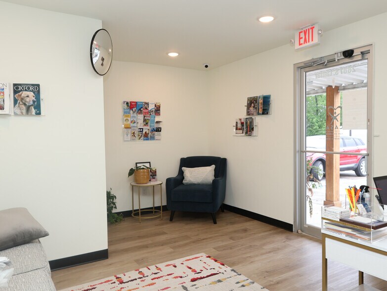 More Photos Of 2885-2889 South Lamar Blvd., Oxford Storefront Retail Office For Sale