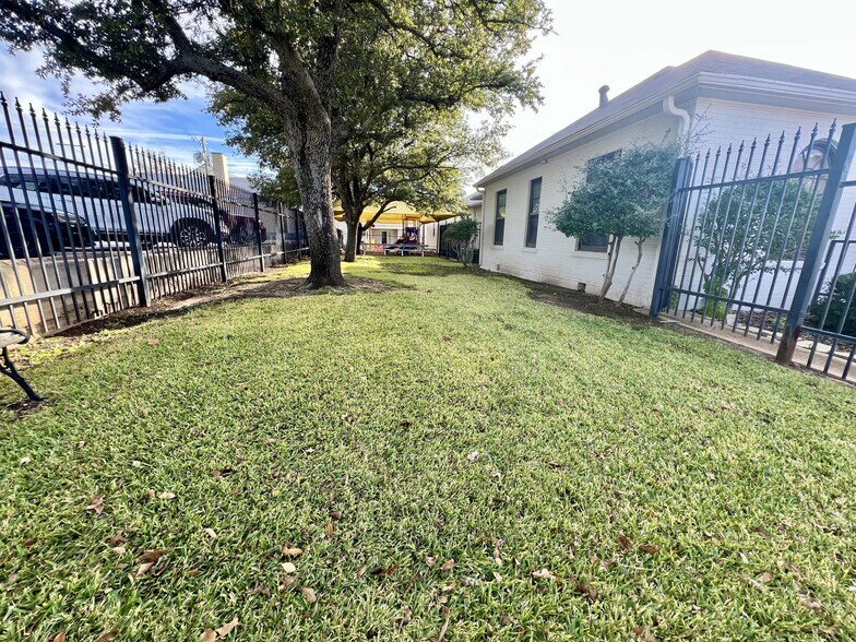 More Photos Of 620 4th St, Graham Office For Sale