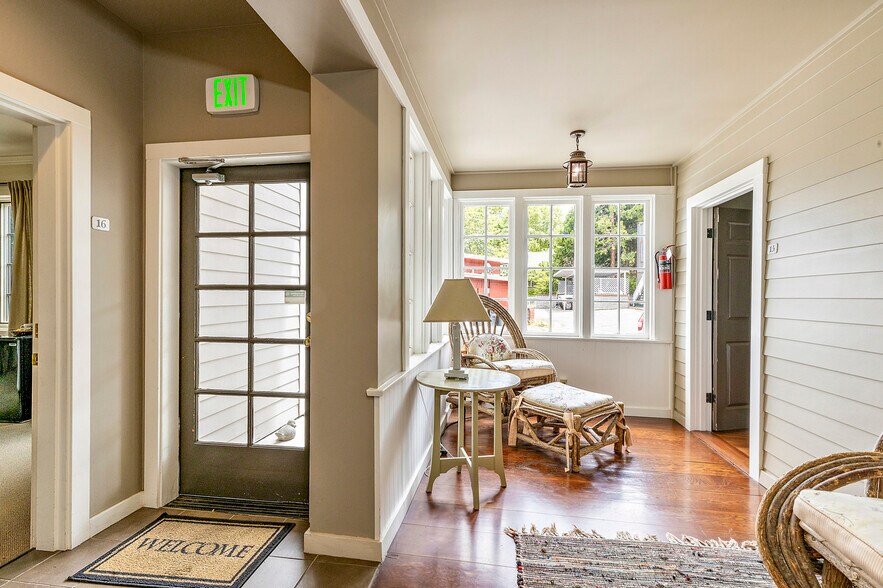 More Photos Of 240 E California St, Jacksonville Hotel For Sale