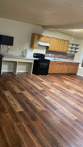 More Photos Of 100 Ave H, Poteet Flex For Sale