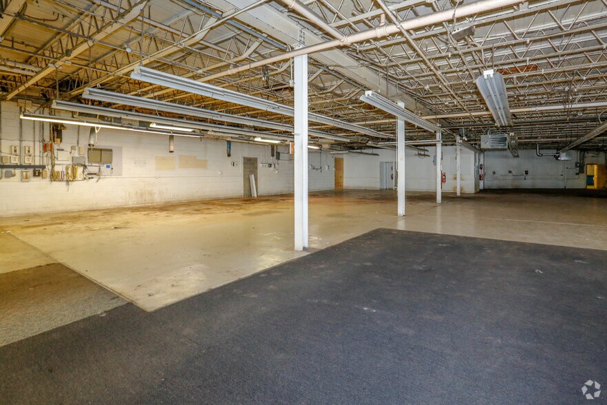 More Photos Of 3950-3970 S Dixie Dr, Dayton Showroom For Lease