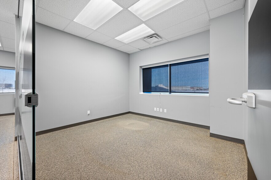 More Photos Of 5267 67 Av, Lloydminster Warehouse For Lease