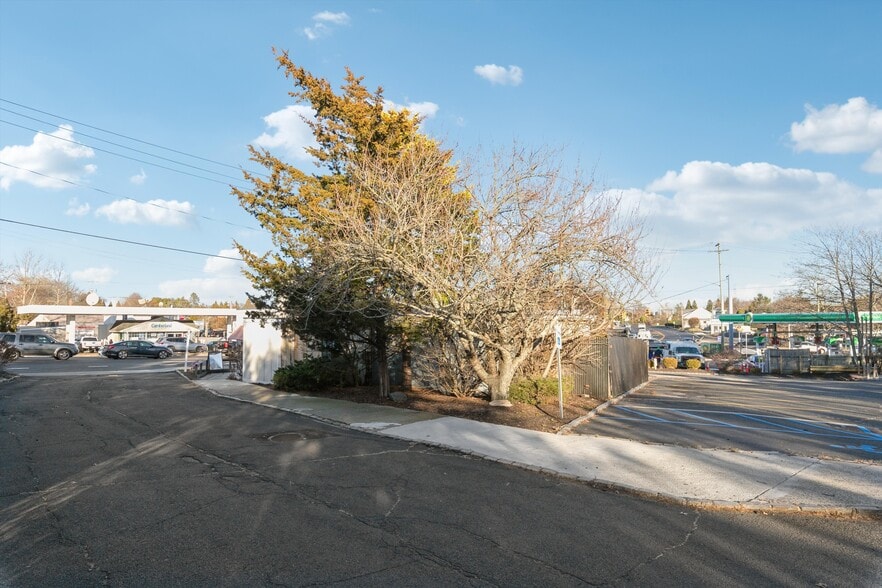 More Photos Of 20 County Road 39, Southampton Restaurant For Lease