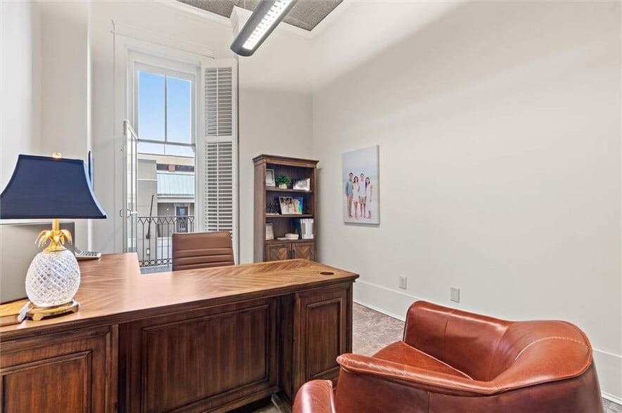 More Photos Of 7 N Royal St, Mobile Office For Sale