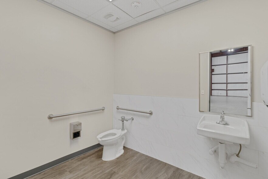 More Photos Of 8110 Parkside Ave, Baytown Warehouse For Sale