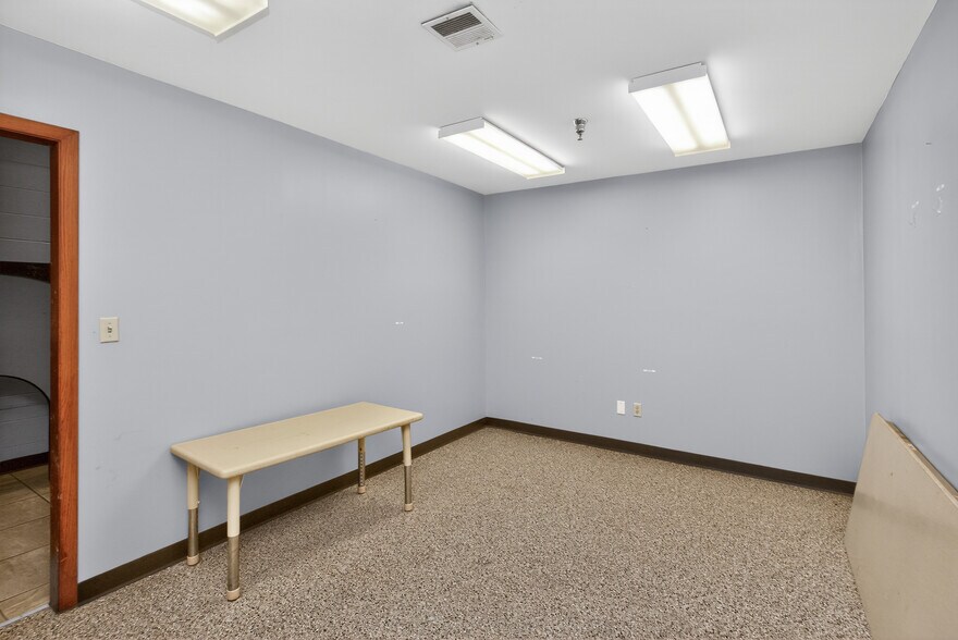 More Photos Of 1017 E 7th St N, Newton Office For Sale