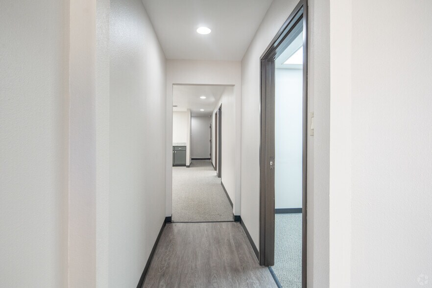More Photos Of 1140 W Pioneer Pky, Arlington Office For Lease