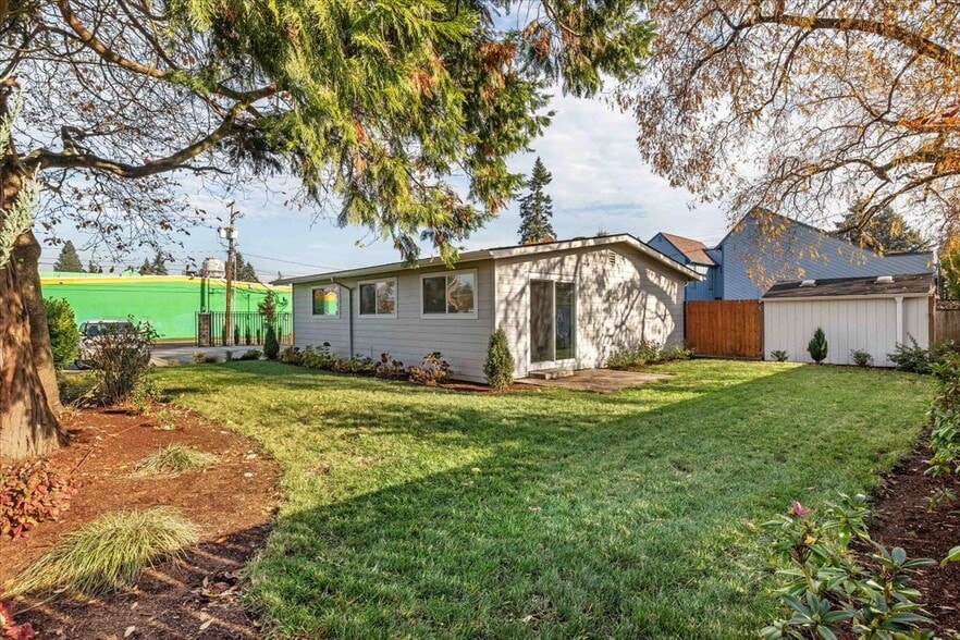 More Photos Of 2115 E 27th St, Vancouver Office For Sale