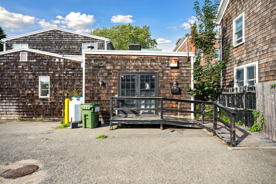 More Photos Of 3 Railroad Ave, East Hampton Storefront Retail Office For Lease